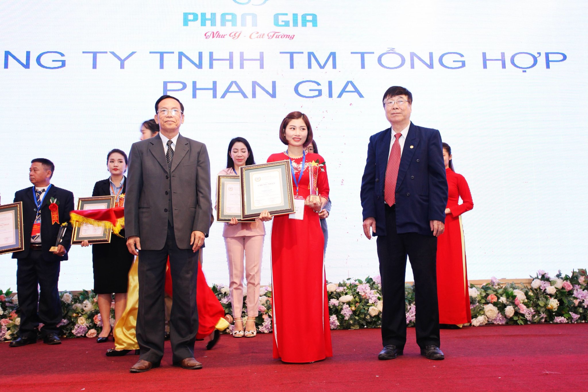  Phan Gia nhận giải thưởng " TOP 50 thương hiệu phát triển kinh tế quốc gia"