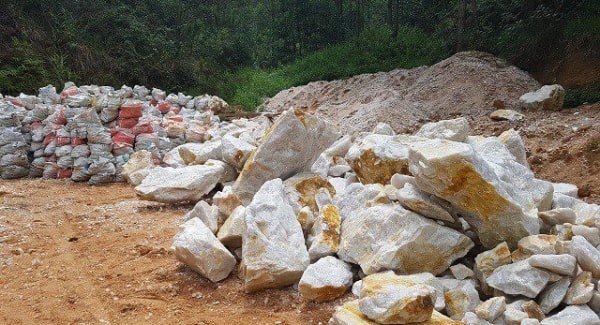 Khai thác đá thạch anh trắng từ mỏ như thế nào? – Trang Sức Sen