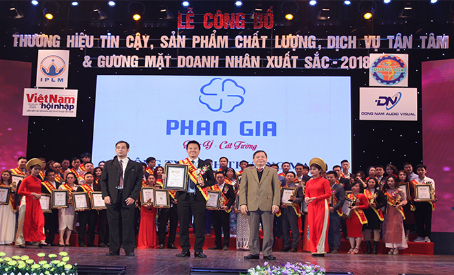  Phan Gia nhận danh hiệu tin cậy, sản phẩm chất lượng ,dịch vụ tận tâm và gương mặt doanh nhân xuất sắc 2018