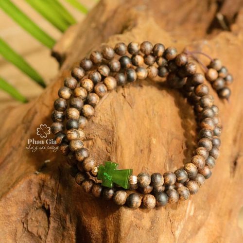  Vòng tay trầm hương mix mặt thánh giá ngọc bích