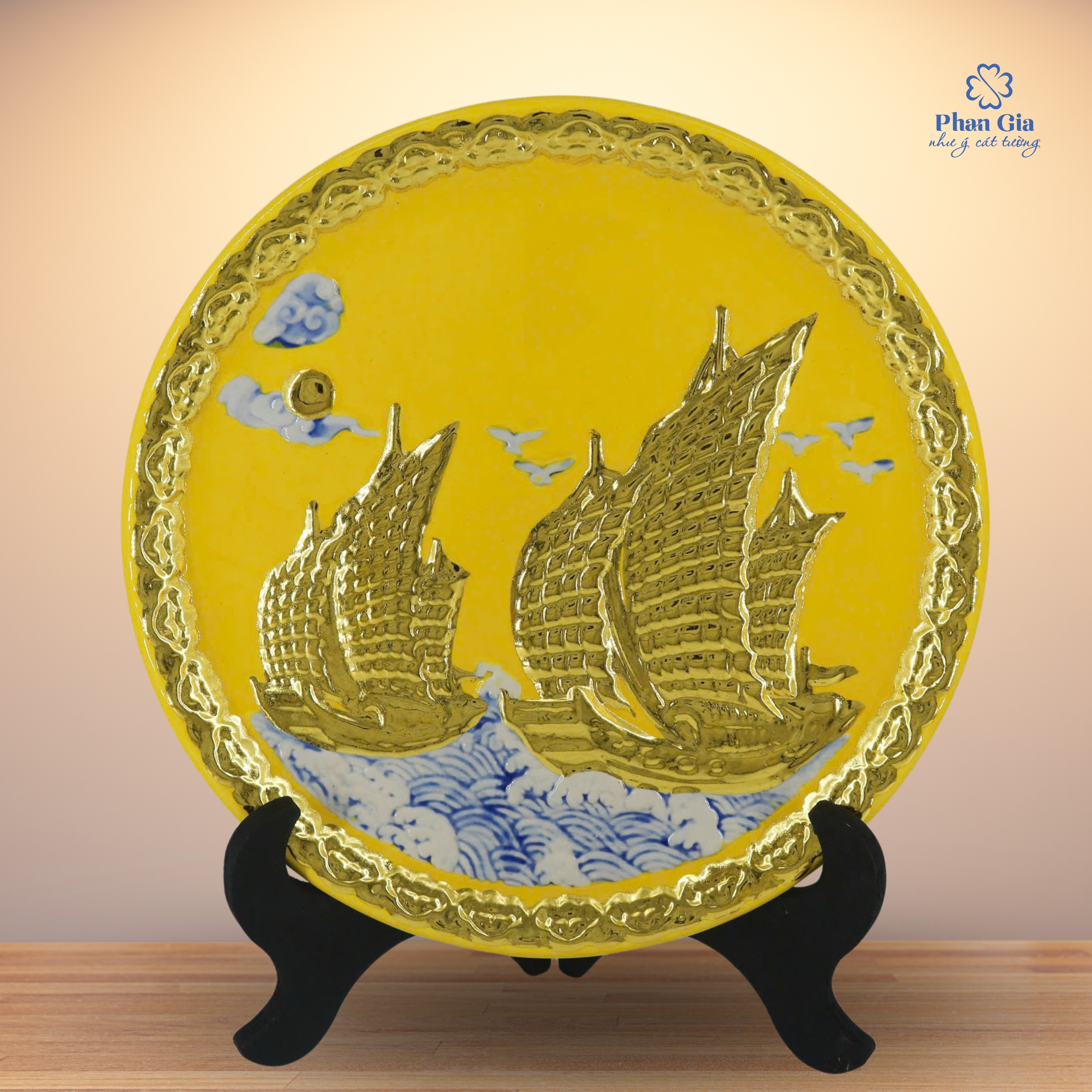 Đĩa gốm Thuận Buồm Xuôi Gió đắp nổi dát vàng tại Nghệ An