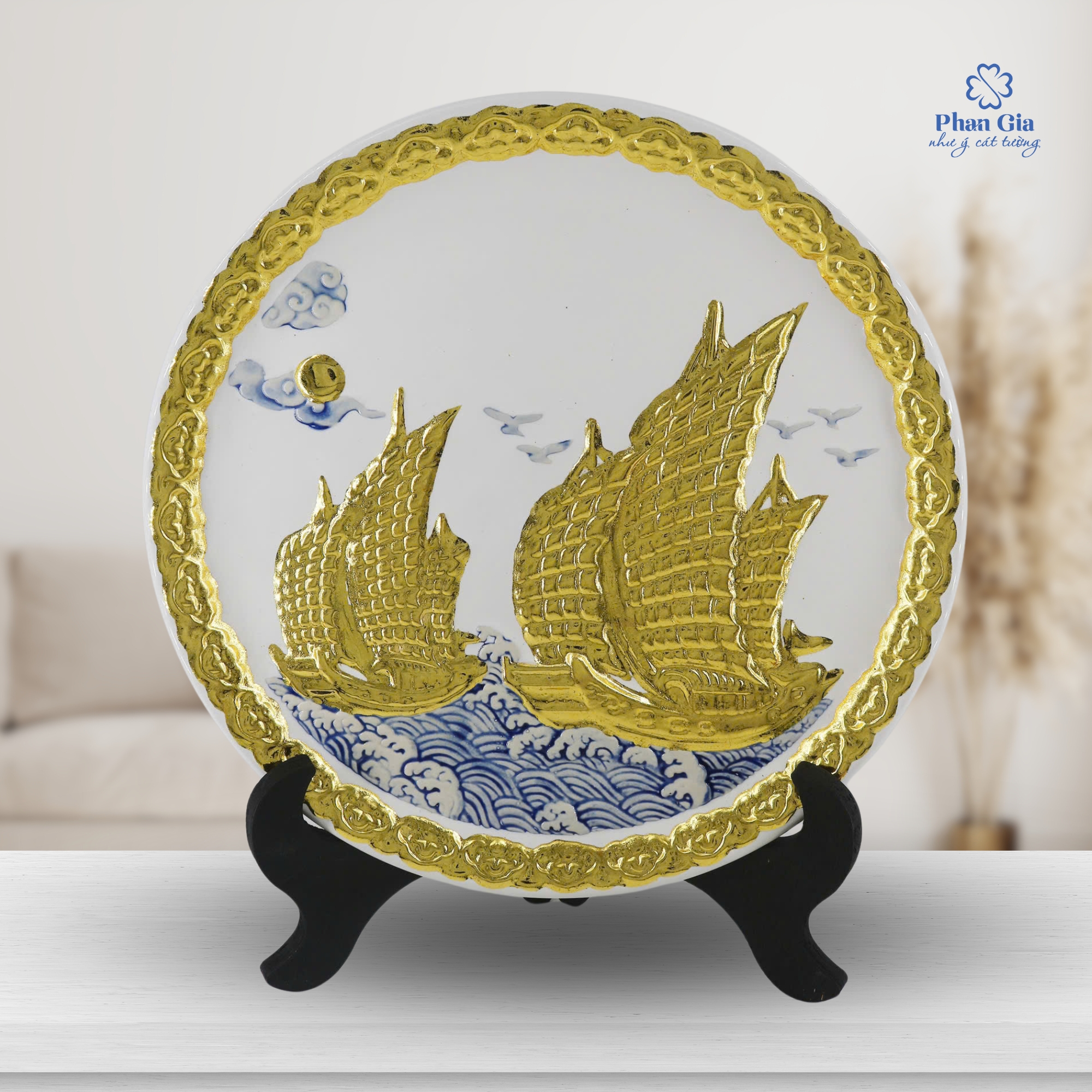  Đĩa gốm Thuận Buồm Xuôi Gió đắp nổi dát vàng tại Nghệ An